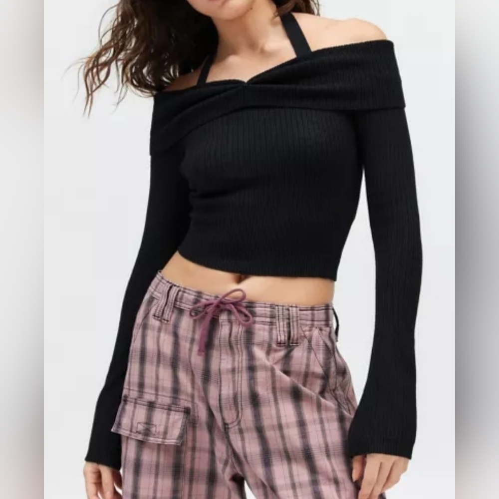Kimchi Blue Devon Cropped Halter Cold Shoulder Long Sleeve Slim Sweater, Black M - Picture 2 of 12